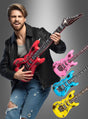 Ein Mann in schwarzer Lederjacke und zerrissenen Jeans rockt mit einer roten aufblasbaren Luftgitarre von „Luftgitarre für Rockstars“; drei weitere dieser lustigen Spielzeuggitarren in Pink, Blau und Gelb sind neben ihm ausgestellt – perfekte Requisiten, um die Spannung eines Luftgitarren-Wettbewerbs auf deine nächste 80er-Jahre-Mottoparty zu bringen!.