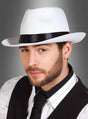 Ein Mann mit kurzem Bart trägt den „Weißen Gangsterhut Mafia“ – einen weißen Fedora mit schwarzem Band –, dazu ein gestreiftes Hemd, eine schwarze Weste und eine schwarze Krawatte, und posiert vor einem grau verlaufenden Hintergrund, um den authentischen Look eines Mafiakostüms aus den 20er Jahren zu verkörpern.