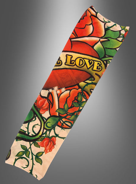 Verleihe jedem Rockerkostüm einen auffälligen Touch mit dem „Tattoo-Ärmel Rosen 1 Stück“ – mit roten Rosen, grünen Ranken und einem Herz mit einem gelben „LOVE“-Schriftzug auf neutralem Hintergrund.