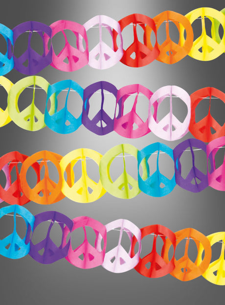Verleihen Sie Ihrer nächsten Veranstaltung einen Farbtupfer mit der „Peace Girlande 4 Meter Hippie Partydeko“ – einer farbenfrohen Papiergirlande mit sich wiederholenden Peace-Zeichen, die in horizontalen Reihen vor einem grau verlaufenden Hintergrund angeordnet sind. Perfekt für Ihre nächste Hippie-Party oder als auffällige Partydeko!.