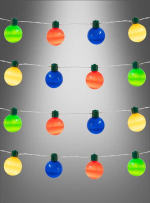 Vier Lichterketten der „Bunte Lichterkette 140 cm“ in den Farben Gelb, Grün, Rot und Blau hängen senkrecht vor einem grauen Hintergrund und sorgen so für eine festliche Atmosphäre, die sich perfekt für jede Feier eignet.