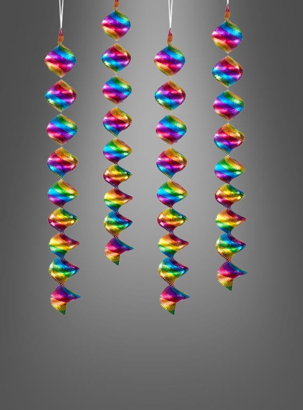 Die „Four Metallic Spiralen Dekoration“ (4 Stück) mit einem metallischen Regenbogenmuster wird vor einem grauen Hintergrund mit Farbverlauf präsentiert – und ist damit die ideale Partydekoration. Diese auffälligen Metallic-Spiralen verleihen jedem Raum als beeindruckende Regenbogendekoration ein lebendiges Flair.