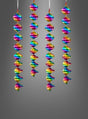 Die „Four Metallic Spiralen Dekoration“ (4 Stück) mit einem metallischen Regenbogenmuster wird vor einem grauen Hintergrund mit Farbverlauf präsentiert – und ist damit die ideale Partydekoration. Diese auffälligen Metallic-Spiralen verleihen jedem Raum als beeindruckende Regenbogendekoration ein lebendiges Flair.