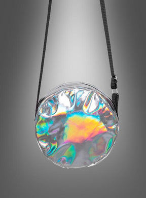 Disco-Handtasche im 70er-Jahre-Stil, Umhängetasche in Silber – eine runde, schillernde Umhängetasche mit schwarzem Riemen, ideal als auffällige Disco-Handtasche, abgebildet vor einem grauen Hintergrund mit Farbverlauf.