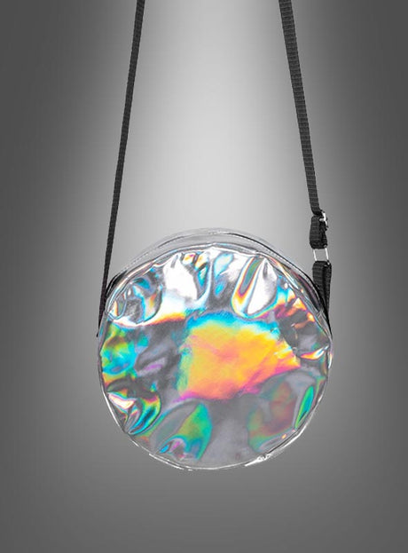 Disco-Handtasche im 70er-Jahre-Stil, Umhängetasche in Silber – eine runde, schillernde Umhängetasche mit schwarzem Riemen, ideal als auffällige Disco-Handtasche, abgebildet vor einem grauen Hintergrund mit Farbverlauf.