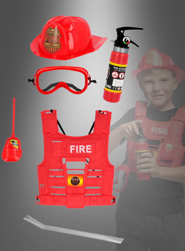 Kind im Feuerwehrmann-Kostüm-Set für Kinder mit Spielzeughelm, Weste, Schutzbrille, Feuerlöscher, Walkie-Talkie und Brecheisen vor grauem Hintergrund – ideal als Feuerwehr-Verkleidung oder Kinderkostüm-Set für fantasievolles Spielen.