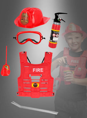 Kind im Feuerwehrmann-Kostüm-Set für Kinder mit Spielzeughelm, Weste, Schutzbrille, Feuerlöscher, Walkie-Talkie und Brecheisen vor grauem Hintergrund – ideal als Feuerwehr-Verkleidung oder Kinderkostüm-Set für fantasievolles Spielen.