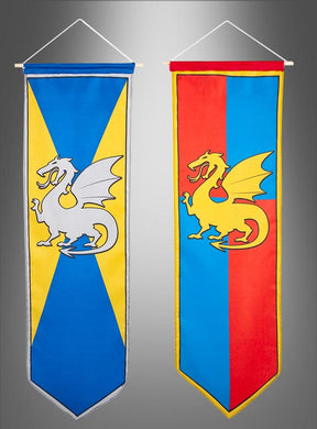 Zwei Stoffbanner „Ritter-Wappen-Standarte 100 x 30 cm“ mit Drachenwappen bilden die ideale Kulisse für einen Ritter-Kindergeburtstag oder als Mittelalter-Dekoration: Das linke Banner ist blau und gelb mit einem weißen Drachen, während das rechte Banner rot und blau mit einem gelben Drachen gestaltet ist. Beide Drachen-Dekofahnen sind vor einem grauen Hintergrund abgebildet.