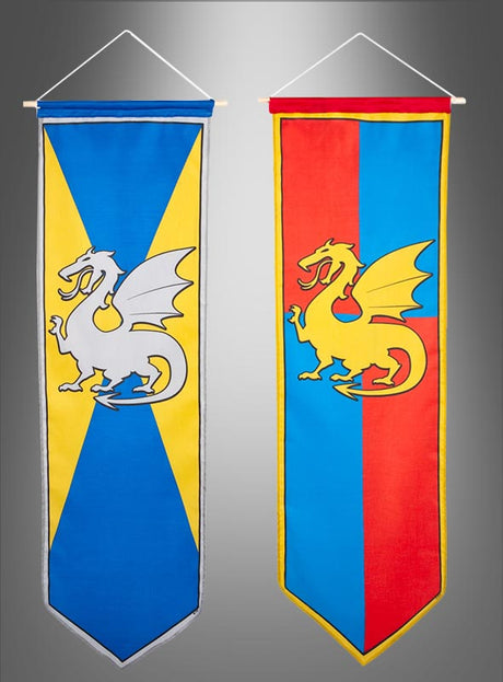 Zwei Stoffbanner „Ritter-Wappen-Standarte 100 x 30 cm“ mit Drachenwappen bilden die ideale Kulisse für einen Ritter-Kindergeburtstag oder als Mittelalter-Dekoration: Das linke Banner ist blau und gelb mit einem weißen Drachen, während das rechte Banner rot und blau mit einem gelben Drachen gestaltet ist. Beide Drachen-Dekofahnen sind vor einem grauen Hintergrund abgebildet.