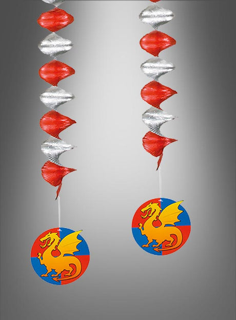 Verschönern Sie Ihre nächste Kindergeburtstags- oder Rittergeburtstagsdekoration mit diesen 2 x Dekospiralen „Ritter und Drachen“ (60 cm). Jede spiralförmige Hängedekoration besteht aus abwechselnd roten und silbernen Abschnitten und ist mit einem runden Emblem verziert, das einen gelben Drachen auf einem leuchtend roten und blauen Hintergrund zeigt. Diese abenteuerlichen Dekospiralen sind perfekt, um jeder Feier einen markanten mittelalterlichen Touch zu verleihen!.