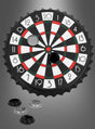 Das „Darts Trinkspiel“-Partyset umfasst eine Dartscheibe im Design eines Flaschenverschlusses sowie magnetische Flaschenverschluss-Darts – zwei davon sind auf der Scheibe angebracht, drei weitere befinden sich darunter. Dieses originelle Set verleiht dem klassischen Dartspiel eine lebhafte Note und ist damit die perfekte Wahl für jede Zusammenkunft oder jedes Partyspiel.