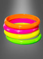 Vier glänzende Kunststoffarmreifen aus dem Set „Armreifen 80er Neon 4er Set“ – perfekt als Neon-Armreifen – leuchten in leuchtendem Orange, Pink, Gelb und Grün und sind vor einem grauen Hintergrund mit Farbverlauf angeordnet. Ideal, um dein 80er-Jahre-Party-Outfit abzurunden oder als farbenfrohe Accessoires für jeden Retro-Look.