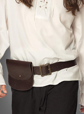 Eine Person trägt ein weißes Langarmhemd, eine schwarze Hose und einen braunen Gürtel, an dem die „Gürteltasche mit Gürtel für Piraten & Mittelalter“ an der Taille befestigt ist.
