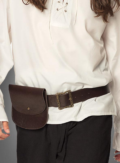 Eine Person trägt ein weißes Langarmhemd, eine schwarze Hose und einen braunen Gürtel, an dem die „Gürteltasche mit Gürtel für Piraten & Mittelalter“ an der Taille befestigt ist.