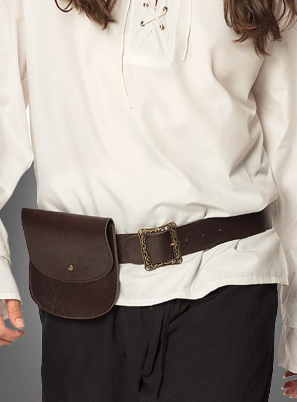 Eine Person trägt ein weißes Langarmhemd, eine schwarze Hose und einen braunen Gürtel, an dem die „Gürteltasche mit Gürtel für Piraten & Mittelalter“ an der Taille befestigt ist.