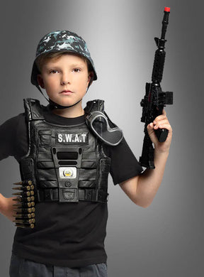 Ein kleines Kind, das das SWAT-Kostüm-Set für Kinder trägt – komplett mit SWAT-Weste und Tarnhelm –, steht vor einem schlichten grauen Hintergrund und hält ein Spielzeuggewehr und Spielzeug-Handschellen in der Hand.