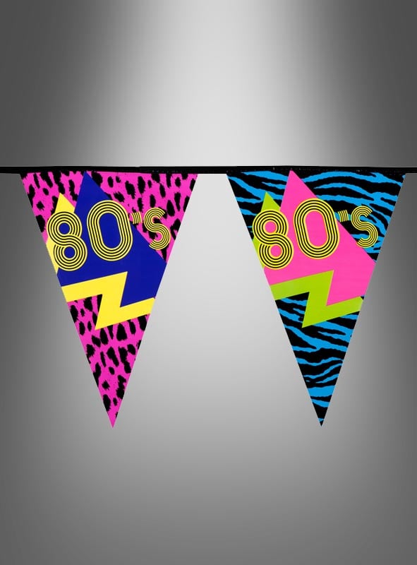 Peppe deine nächste 80er-Party mit der 80er-Jahre-Wimpelgirlande (6 Meter) auf – mit zwei dreieckigen Party-Wimpeln: einer mit rosa Leopardenmuster und der andere mit blauem Zebrastreifenmuster, beide akzentuiert durch kräftige gelbe und rosa geometrische Formen. Diese farbenfrohe Wimpelgirlande eignet sich perfekt als Deko für eine 80er-Jahre-Party!.
