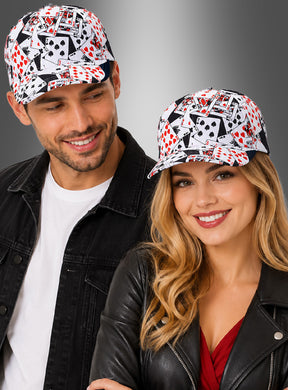 Ein Mann und eine Frau, die beide eine „Pokerface Base Cap Las Vegas“-Kappe mit auffälligem Spielkarten-Print tragen, stehen gemeinsam vor einem grauen Hintergrund mit Farbverlauf und lächeln – für einen Hauch von Casino-Stil.