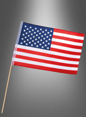 Ein USA-Fähnchen (30 x 45 cm) an einem Holzstab, vor grauem Hintergrund – perfekt, um jeder Amerika-Mottoparty einen patriotischen Touch zu verleihen.