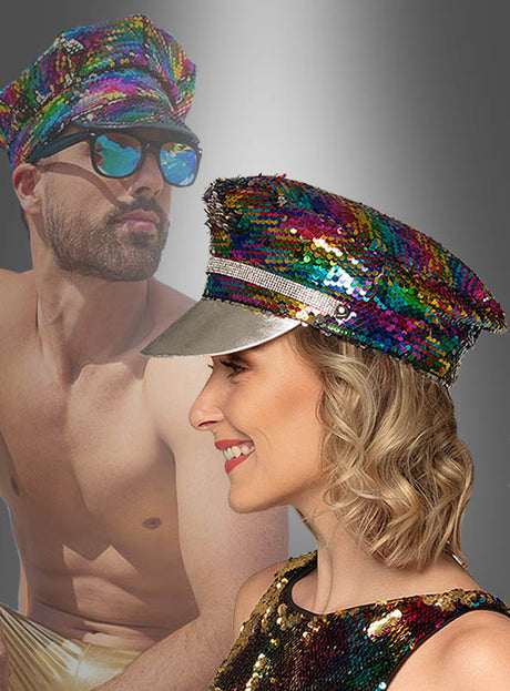 Ein Mann und eine Frau tragen „Wende-Pailletten-Mütze im Festival-Style“-Mützen mit schillernden Pailletten; der Mann kombiniert seine Mütze mit einer verspiegelten Sonnenbrille und goldenen Shorts, während die Frau in einem passenden Pailletten-Oberteil strahlt – zusammen ergeben sie ein auffälliges und verspieltes Festival-Outfit.