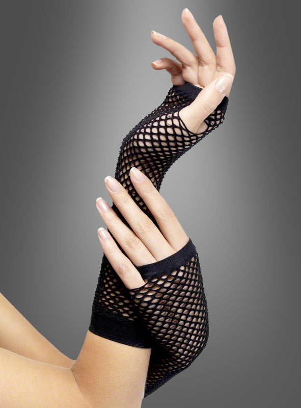 Vor einem grauen Hintergrund mit Farbverlauf ist eine Person zu sehen, die schwarze Netz-Armstulpen trägt und mit einer Hand sanft das Handgelenk der anderen berührt.