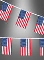 Zwei Stränge der US-amerikanischen Wimpelkette „Girlande 4 Meter“ sind vor einem grau abgestuften Hintergrund zu sehen, wobei die Fähnchen in zwei Reihen senkrecht hängen – perfekt als Partydeko im „Stars and Stripes“-Stil oder als festlicher Akzent für Ihre Feier.