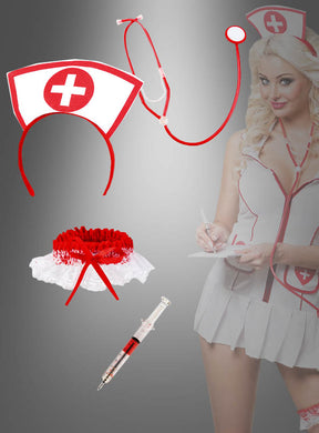 Eine Frau, die das Krankenschwester-Zubehörset trägt – bestehend aus einem kurzen Krankenschwesterkostüm, einer passenden Haube, einem Stethoskop, einem rot-weißen Strumpfband und einer Spielzeugspritze –, steht und schreibt auf ein Klemmbrett; die ideale Wahl für jedes Ärzte-Party-Zubehör oder jedes Krankenschwester-Party-Set.