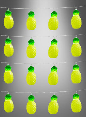 Vier Reihen der Lichterkette „Ananas Lichterkette 140 cm Sommerparty“ mit gelben, ananasförmigen Lämpchen und grünen Kappen hängen vor einem neutralen grauen Hintergrund – ein idealer Akzent für jede Hawaii-Party oder als stilvolle Sommerparty-Dekoration.