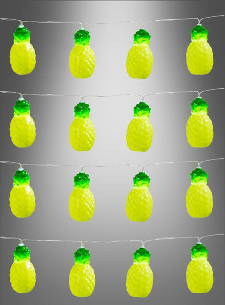 Vier Reihen der Lichterkette „Ananas Lichterkette 140 cm Sommerparty“ mit gelben, ananasförmigen Lämpchen und grünen Kappen hängen vor einem neutralen grauen Hintergrund – ein idealer Akzent für jede Hawaii-Party oder als stilvolle Sommerparty-Dekoration.