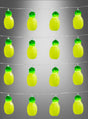 Vier Reihen der Lichterkette „Ananas Lichterkette 140 cm Sommerparty“ mit gelben, ananasförmigen Lämpchen und grünen Kappen hängen vor einem neutralen grauen Hintergrund – ein idealer Akzent für jede Hawaii-Party oder als stilvolle Sommerparty-Dekoration.