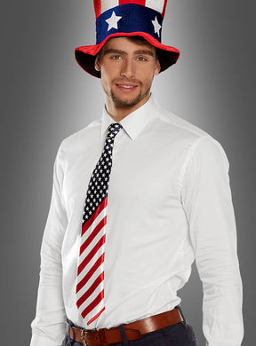 Ein Mann in einem weißen Hemd, einer Krawatte mit der amerikanischen Flagge („Stars and Stripes“) und einem großen rot-weiß-blauen Uncle-Sam-Hut mit Sternen – perfekt für jede Amerika-Party.