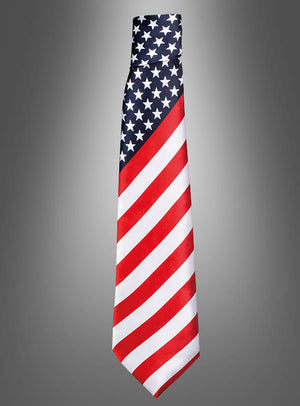 Zeigen Sie Ihren patriotischen Geist auf jeder Amerika-Party mit der Krawatte „USA – Amerikanische Flagge“. Diese stilvolle Krawatte besticht oben durch weiße Sterne auf blauem Hintergrund und darunter durch markante rote und weiße diagonale Streifen – perfekt, um im klassischen „Stars and Stripes“-Flair zu feiern.