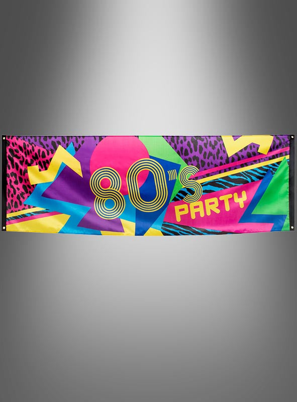 Wir präsentieren das 80er-Jahre-Partybanner 220 x 74 cm – eine farbenfrohe Partydekoration mit dem auffälligen Schriftzug „80s PARTY“ in Retro-Schriftarten, geometrischen Formen und leuchtenden Neonfarben sowie einem authentischen Muster im 80er-Jahre-Stil. Dieses auffällige Banner eignet sich perfekt als markantes 80er-Jahre-Partybanner oder als nostalgische Partydekoration für Ihre nächste Retro-Feier.