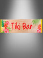 Das Partybanner „Tiki Bar“ (150 x 50 cm) zeigt den Schriftzug „Tiki Bar“ in kräftigen roten Buchstaben, verziert mit leuchtenden tropischen Blumen, üppigem Blattwerk und einer Ananas vor einem Holzhintergrund – ideal als Sommerparty-Dekoration oder um Ihrer Veranstaltung eine authentische Hawaii-Party-Atmosphäre zu verleihen.