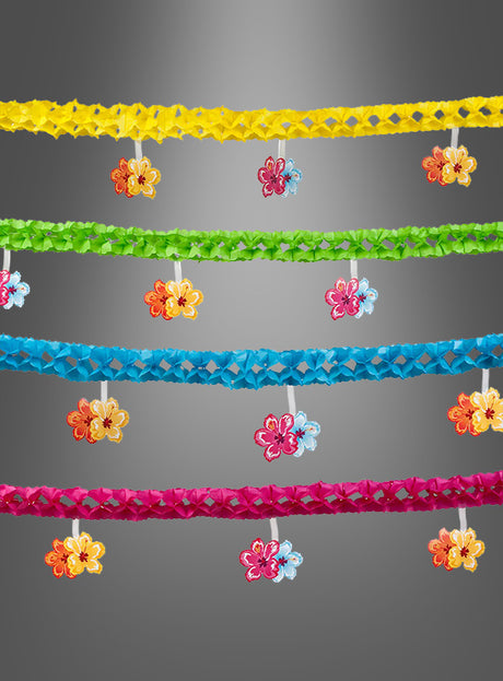 Vier farbenfrohe „Flower Power“-Girlanden in den Farben Gelb, Grün, Blau und Rot hängen parallel zueinander, verziert mit Kunststoffblumen, vor einem grauen Hintergrund mit Farbverlauf. Dieses lebhafte Arrangement fängt den fröhlichen Geist der Hippie-Dekoration ein und erweckt den farbenfrohen Charme einer bunten Blumengirlande zum Leben.