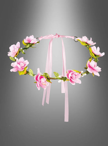 Wir präsentieren den „Blüten Haarkranz pink“: Ein Blumenkranz mit rosafarbenen Blümchen, grünen Blättern und rosa Schleifen, elegant in Szene gesetzt vor einem grauen Farbverlaufshintergrund – ideal als zarter Blüten Haarkranz für deine Märchen-Mottoparty.