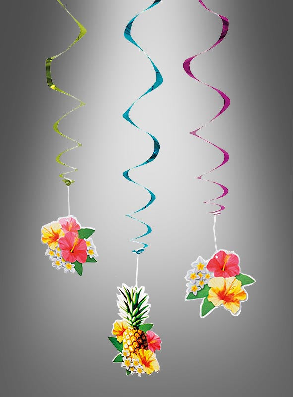 Drei farbenfrohe „Deko Swirls Sommerparty 3 Stk.“ hängen herab, jeweils mit tropischen Blumenmotiven wie einer Hibiskusblüte und einer Ananas vor einem schlichten grauen Farbverlaufshintergrund – perfekt, um jeder hawaiianischen Sommerparty das gewisse Etwas zu verleihen.