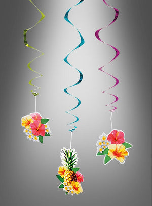 Drei farbenfrohe „Deko Swirls Sommerparty 3 Stk.“ hängen herab, jeweils mit tropischen Blumenmotiven wie einer Hibiskusblüte und einer Ananas vor einem schlichten grauen Farbverlaufshintergrund – perfekt, um jeder hawaiianischen Sommerparty das gewisse Etwas zu verleihen.