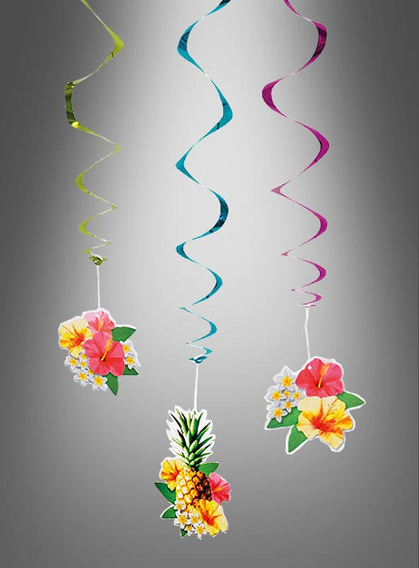 Drei farbenfrohe „Deko Swirls Sommerparty 3 Stk.“ hängen herab, jeweils mit tropischen Blumenmotiven wie einer Hibiskusblüte und einer Ananas vor einem schlichten grauen Farbverlaufshintergrund – perfekt, um jeder hawaiianischen Sommerparty das gewisse Etwas zu verleihen.