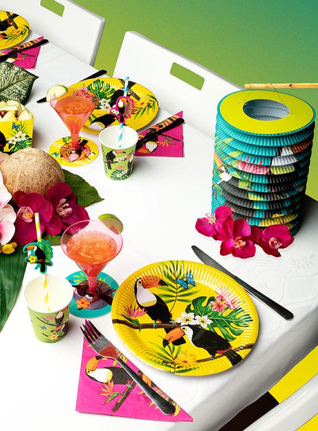 Dekoriere deinen Tisch für eine Hawaii-Sommerparty mit Tellern, Bechern und Servietten im tropischen Stil, verziert mit Tukanen, einem rosa Cocktail, Kokosnüssen, Orchideen und Hibiskusblüten-Motiven. Runden Sie den Look mit den „Deko Swirls Sommerparty“ (3 Stück) und bunten Dekorationen auf einer weißen Tischdecke ab – perfekt für Ihre Feier.