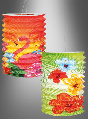 Das Papierlampion-Hibiskus-2er-Set besteht aus zwei zylindrischen Laternen – eine in leuchtendem Rot, verziert mit einem Flamingo und Hibiskusblüten, und die andere in frischem Grün mit bunten Blumen –, die beide an weißen Schnüren vor einem grau verlaufenden Hintergrund hängen und sich somit ideal als auffällige Sommerdekoration für jede Umgebung eignen.