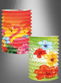 Das Papierlampion-Hibiskus-2er-Set besteht aus zwei zylindrischen Laternen – eine in leuchtendem Rot, verziert mit einem Flamingo und Hibiskusblüten, und die andere in frischem Grün mit bunten Blumen –, die beide an weißen Schnüren vor einem grau verlaufenden Hintergrund hängen und sich somit ideal als auffällige Sommerdekoration für jede Umgebung eignen.