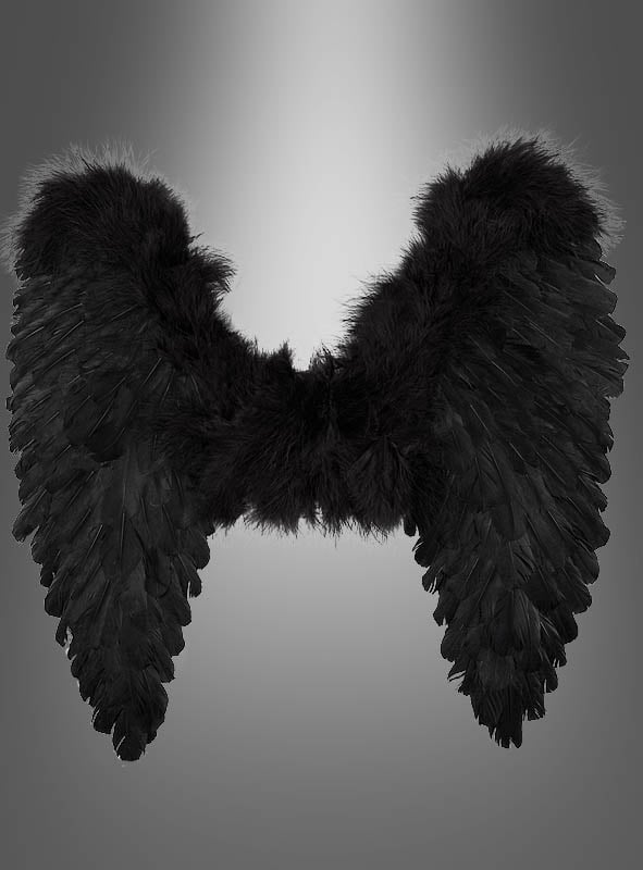 Vor einem grauen Hintergrund mit Farbverlauf präsentiert sich der „Schwarze Flügel 50 x 50 cm – gefallener Engel“ in einer markanten, gotischen Flügel-Ästhetik – perfekt als Accessoire für ein Karnevalskostüm.