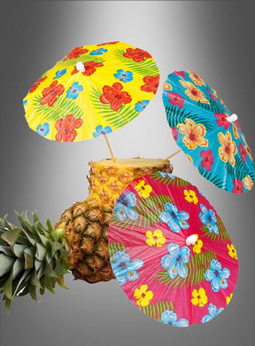 Eine Ananas mit abgeschnittener Spitze steht vor einem grauen Hintergrund und ist mit drei leuchtenden Hibiskus-Cocktailschirmchen aus dem „Cocktailschirmchen Hibiskus 6er-Set“ verziert – die ideale Getränkedekoration für deine nächste Sommerparty.