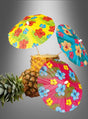 Eine Ananas mit abgeschnittener Spitze steht vor einem grauen Hintergrund und ist mit drei leuchtenden Hibiskus-Cocktailschirmchen aus dem „Cocktailschirmchen Hibiskus 6er-Set“ verziert – die ideale Getränkedekoration für deine nächste Sommerparty.