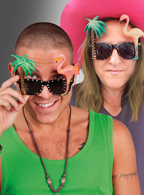 Zwei Personen mit ausgefallenen Sonnenbrillen – die eine trägt die „Strandparty Brille Aloha“, die mit verspielten Palmen und Flamingos verziert ist, die andere einen rosa Hut und eine auffällige Sonnenbrille – posieren fröhlich vor einem Hintergrund mit Farbverlauf. Die eine strahlt in einem grünen Tanktop, während die andere mit ihrer festlichen Sonnenbrille für zusätzlichen Flair sorgt – so wird die Stimmung eines ausgelassenen „Strandparty Brille Aloha“-Moments perfekt eingefangen.