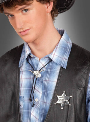 Eine Person mit Cowboyhut, kariertem Hemd, schwarzer Weste und dem Set „Sheriffstern und Bolotie Cowboy-Krawatte“ auf der Brust steht vor einem grauen Hintergrund.