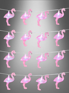 Die „Lichterkette 140 cm Flamingo Sommerparty“ – eine Lichterkette in Form von rosa Flamingos, die sich perfekt für Ihre nächste Sommerparty eignet – hängt vor einem grauen Hintergrund mit Farbverlauf.