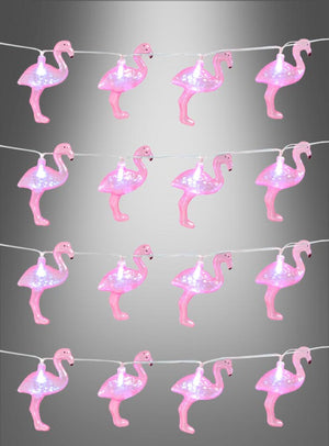 Die „Lichterkette 140 cm Flamingo Sommerparty“ – eine Lichterkette in Form von rosa Flamingos, die sich perfekt für Ihre nächste Sommerparty eignet – hängt vor einem grauen Hintergrund mit Farbverlauf.