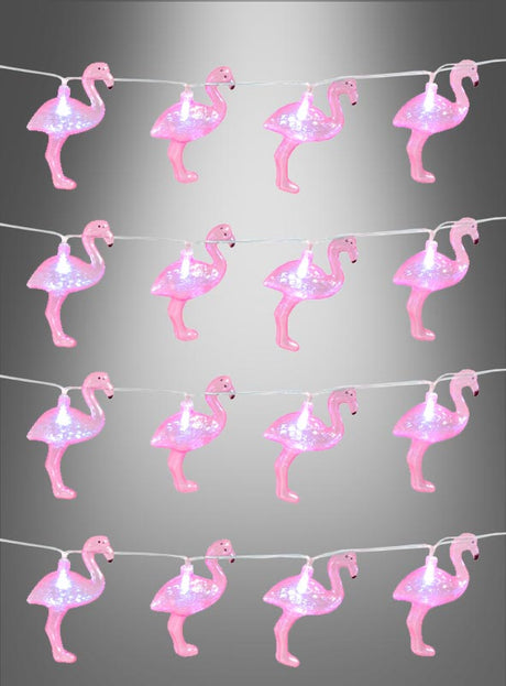 Die „Lichterkette 140 cm Flamingo Sommerparty“ – eine Lichterkette in Form von rosa Flamingos, die sich perfekt für Ihre nächste Sommerparty eignet – hängt vor einem grauen Hintergrund mit Farbverlauf.